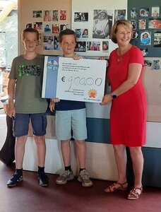 Cheque voor Stichting "De Stampertjes"